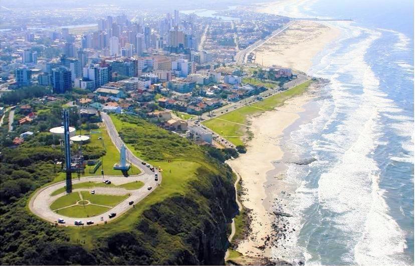 CASA completa em TORRES-RS - O MELHOR CUSTO BENEFICIO na mais bela praia Gaúcha - Cozinha - Banheiro - Ar condicionado - Smart TV 32 Android Apps Youtube - Netflix - Prime Vídeo e Wi-Fi - Estacionamento - Acomoda até 10 pessoas - Anfitriã Superhost n Villa Exterior foto
