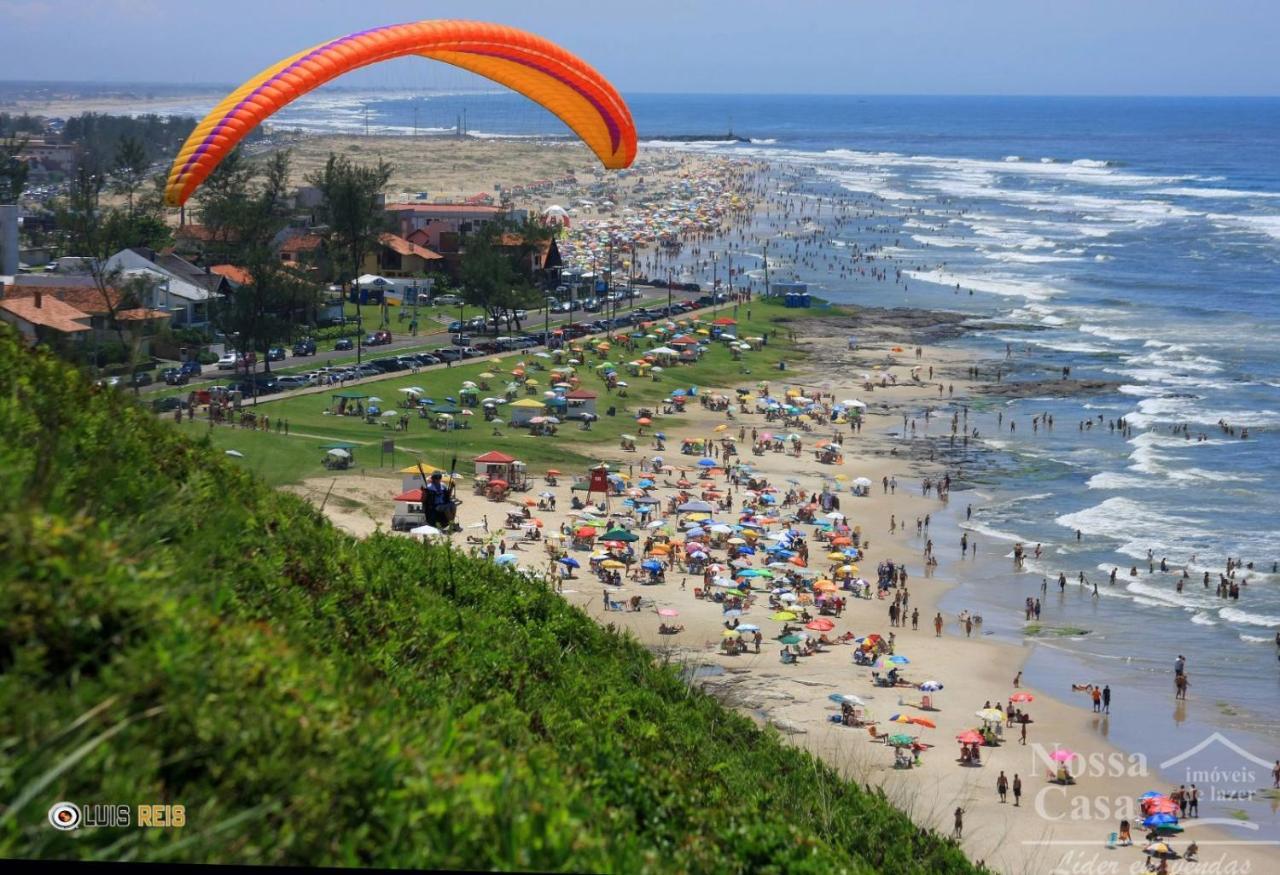 CASA completa em TORRES-RS - O MELHOR CUSTO BENEFICIO na mais bela praia Gaúcha - Cozinha - Banheiro - Ar condicionado - Smart TV 32 Android Apps Youtube - Netflix - Prime Vídeo e Wi-Fi - Estacionamento - Acomoda até 10 pessoas - Anfitriã Superhost n Villa Exterior foto