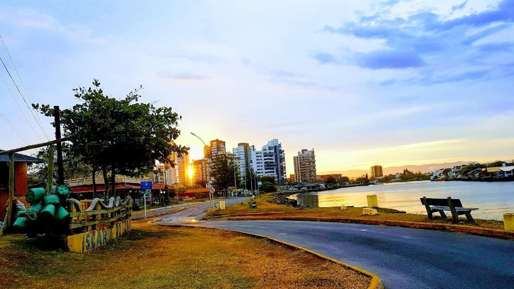 CASA completa em TORRES-RS - O MELHOR CUSTO BENEFICIO na mais bela praia Gaúcha - Cozinha - Banheiro - Ar condicionado - Smart TV 32 Android Apps Youtube - Netflix - Prime Vídeo e Wi-Fi - Estacionamento - Acomoda até 10 pessoas - Anfitriã Superhost n Villa Exterior foto
